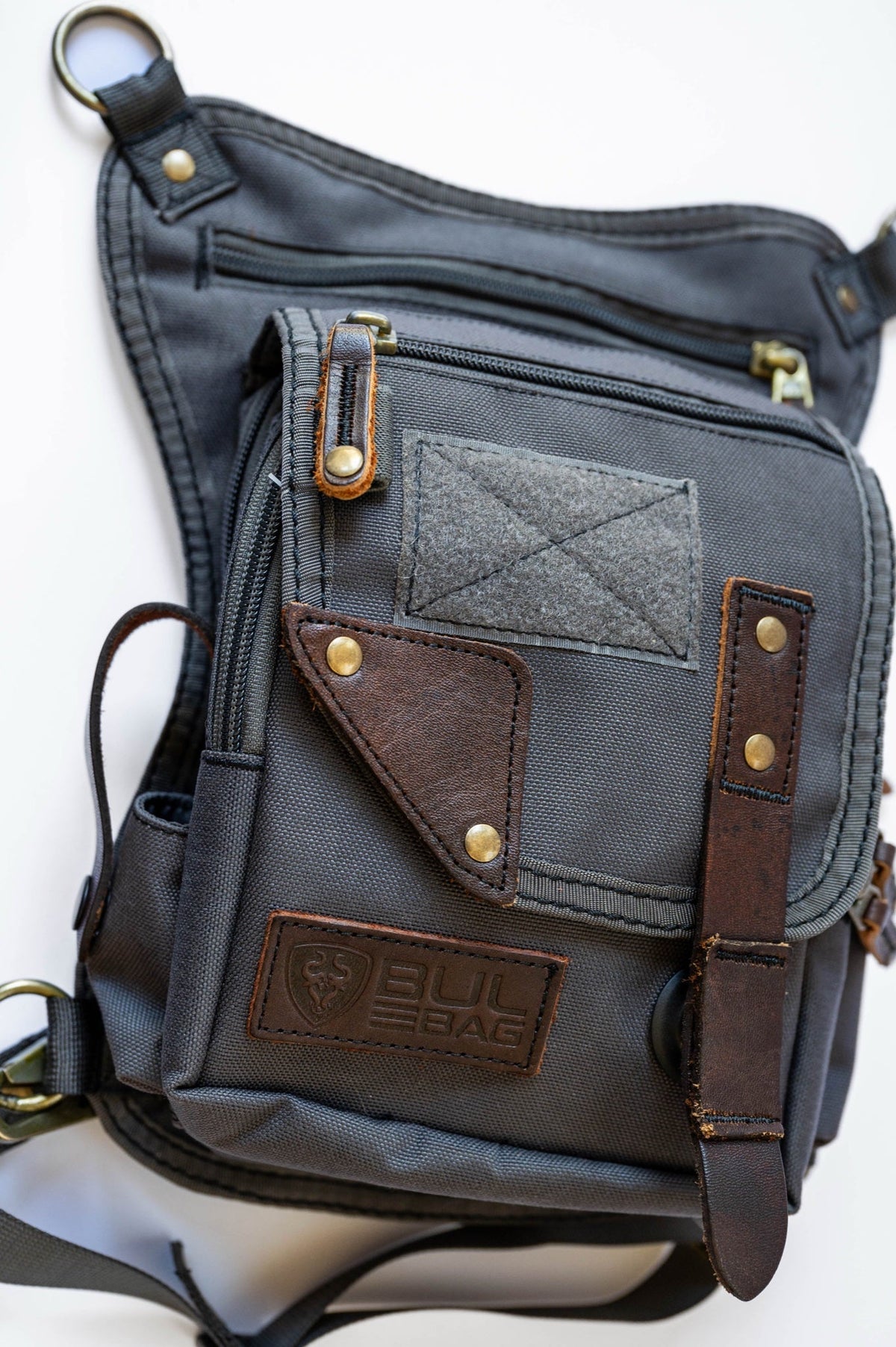Saddleback in Grey/Havannah, close-up