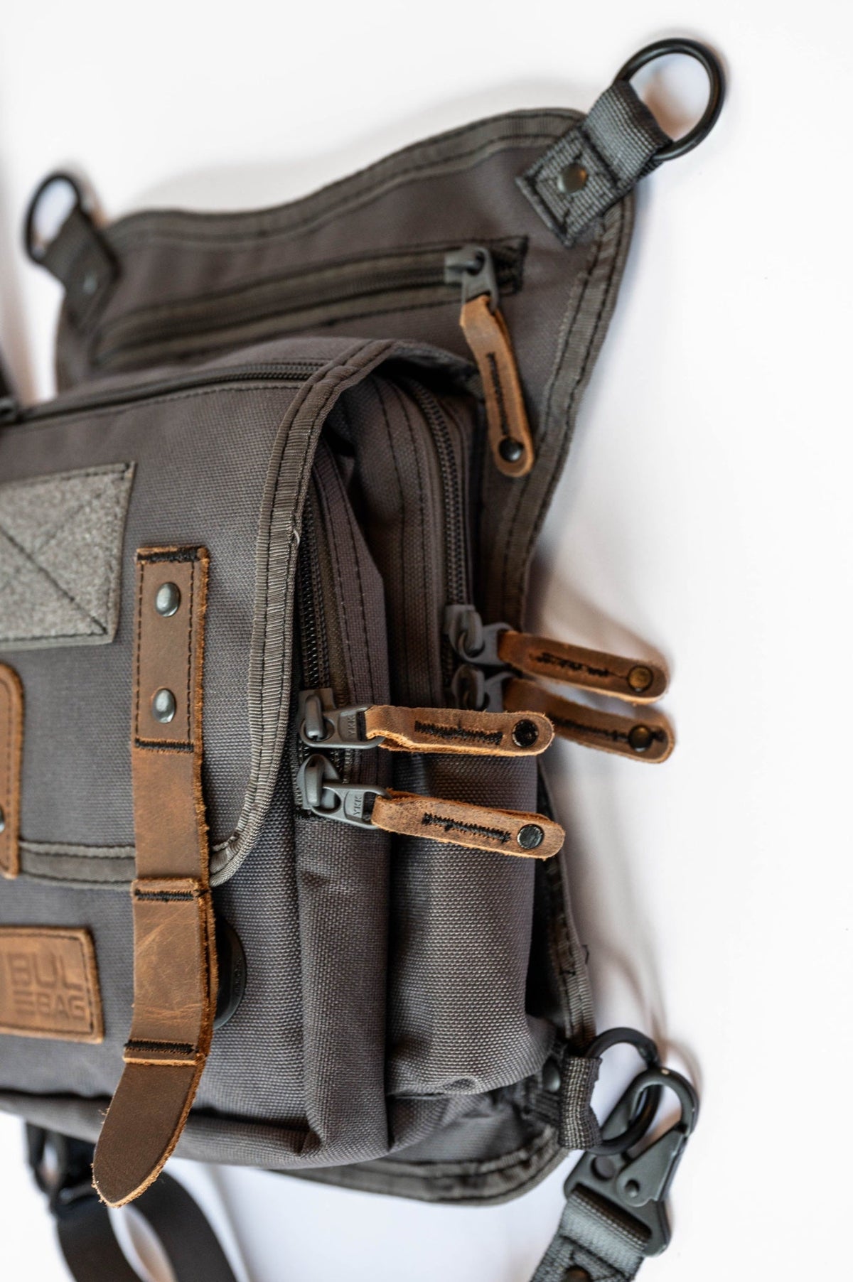 Saddleback in Grey/Havannah, zipper pulls