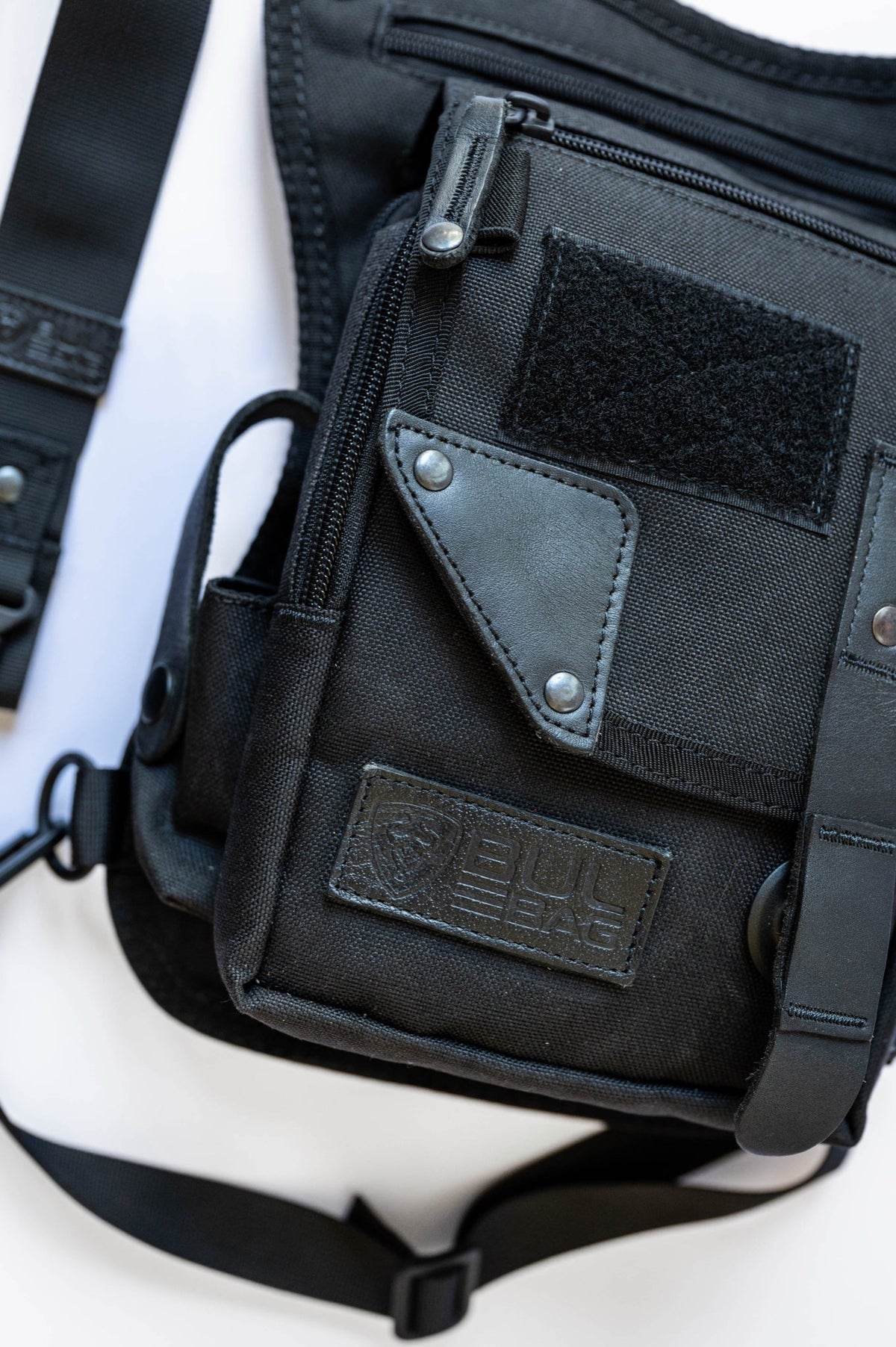 Saddleback in Black/Black, leather detail