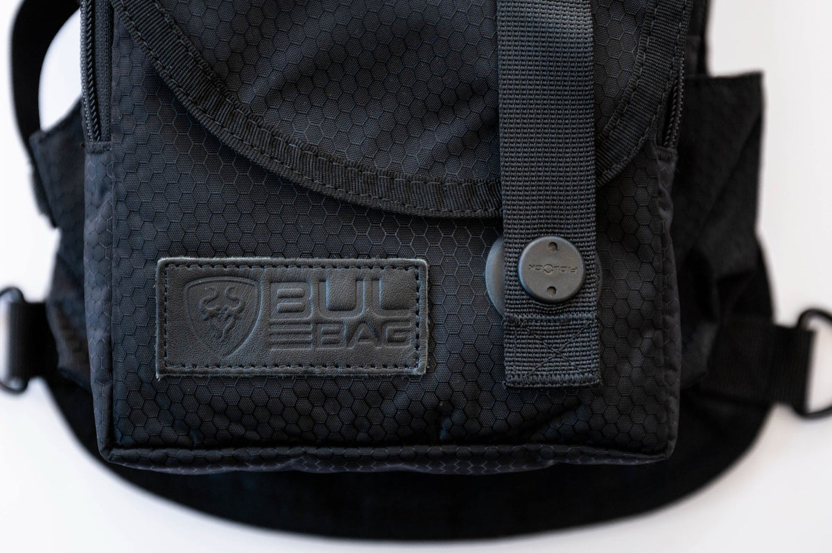 Saddleback in Black/Black, open