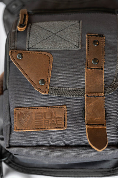 Saddleback in Grey/Havannah, leather detail