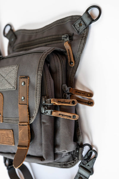Saddleback in Grey/Havannah, zipper pulls
