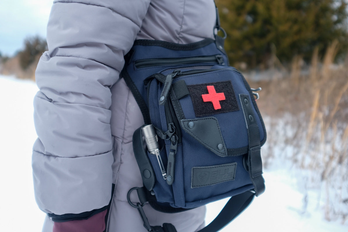 Saddleback in Navy, side view in snow#color_navy-black