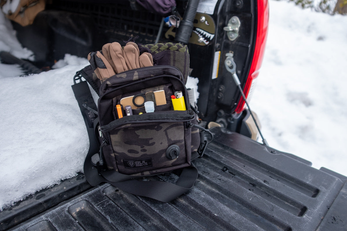 Sportsman open on a tailgate with gloves#color_black-multicam